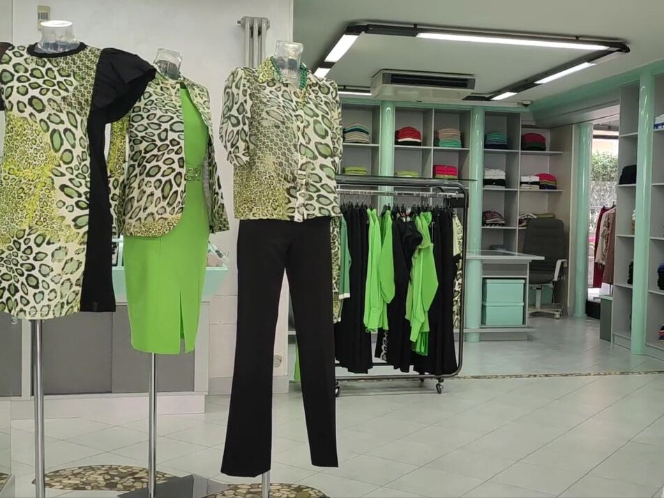 Interno del negozio Irma Vestimoda con manichini e capi esposti
